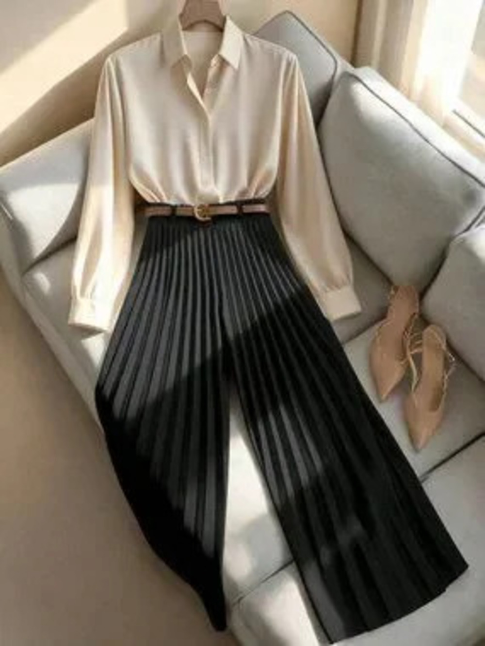 Black Elegant Women's Minimalist Pleated Casual Pants - Picture 4 of 7
